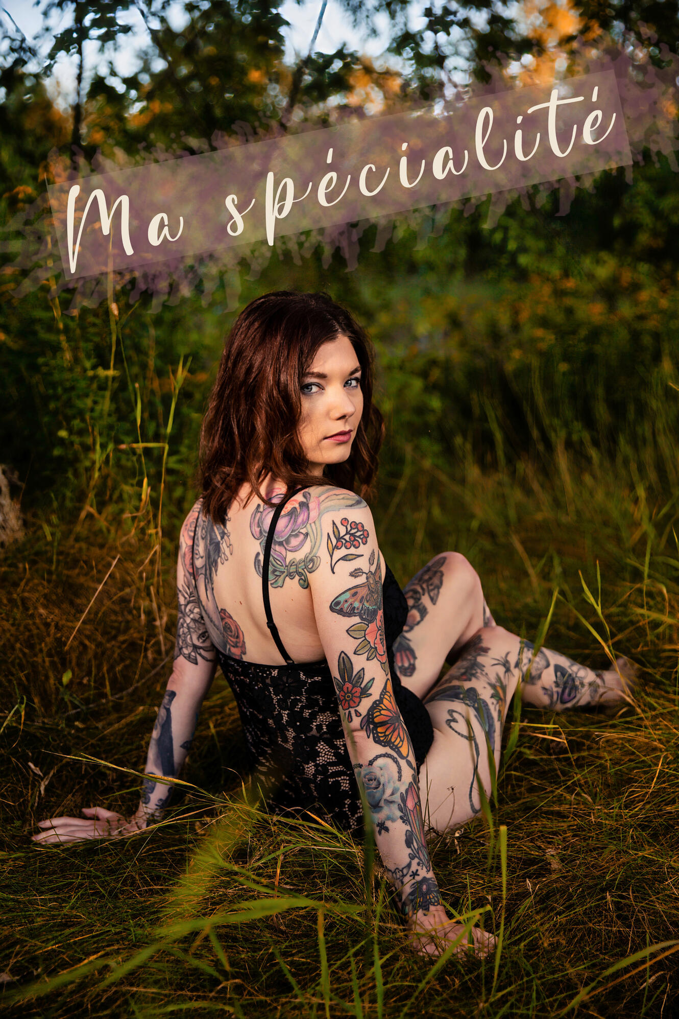 Femme tatouée en lingerie posant à l'extérieur pour une séance photo boudoir à Lévis