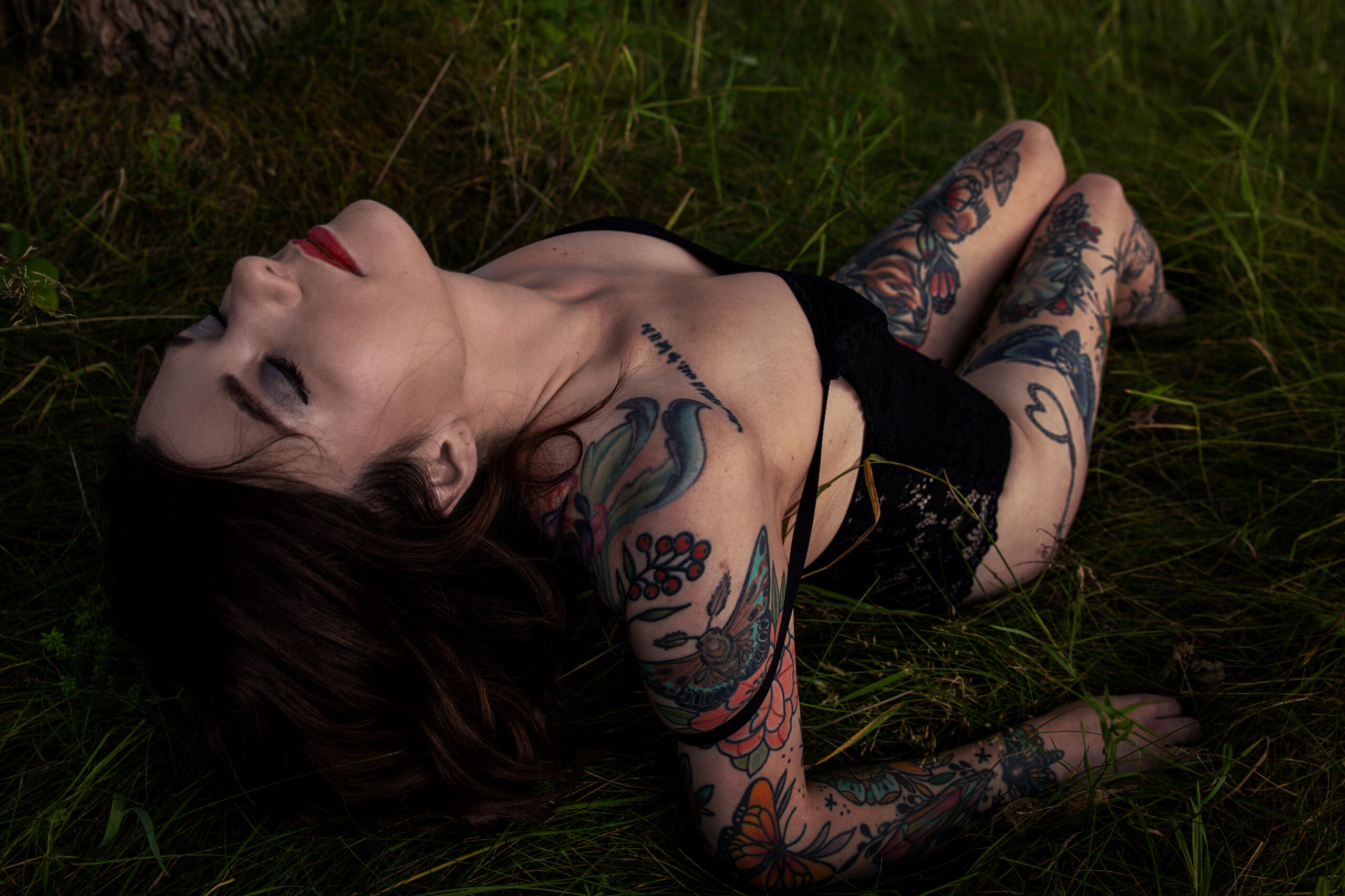 Modèle pour photo boudoir Portrait d'une femme en lingerie installé dans le gazon