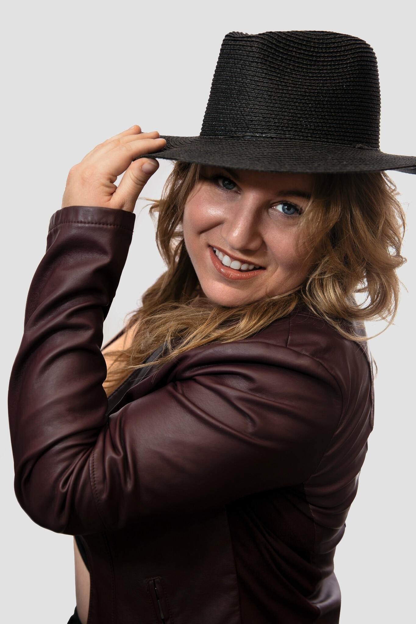 Vanessa Bouger Photographe Portrait d'une photographe blonde tenant son chapeau